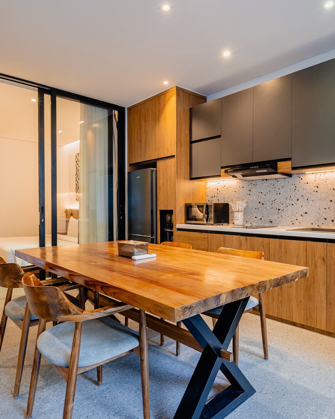 Where design meets comfort — our fully equipped kitchen and dining space offer the perfect balance of modern luxury and warm natural textures. 🍃Wake up to slow mornings, brew your favorite coffee, an…